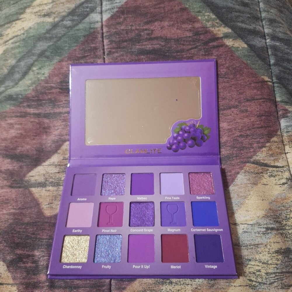 🍷 Glamlite Wine Eyeshadow Palette – Discontinued – New